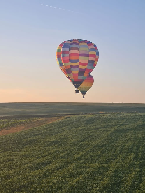 Ciel d'été: course de montgolfière 