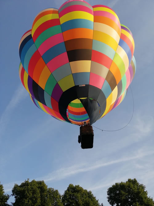 Montgolfière patchwork au départ