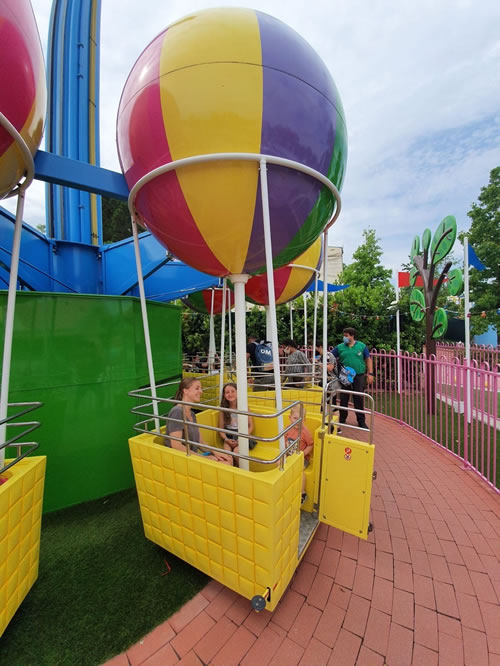 En montgolfiere sur un manège