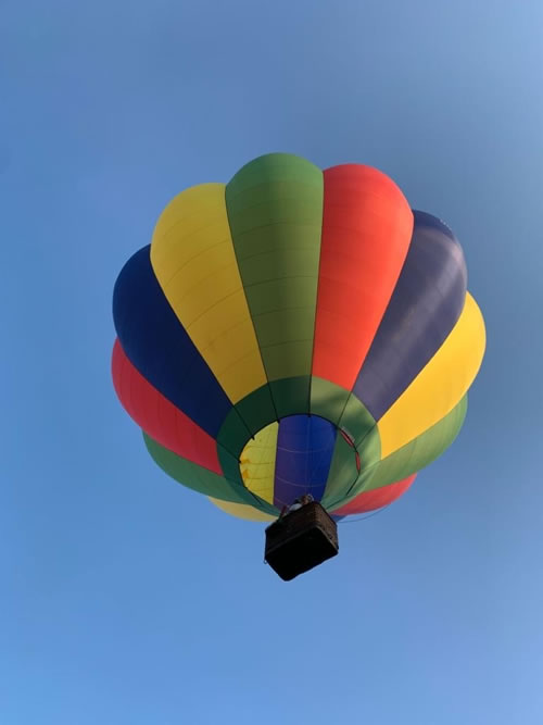 Notre montgolfiere décolle dans un ciel bleu 