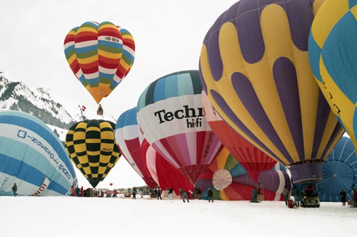 Rassemblement de montgolfieres en hiver